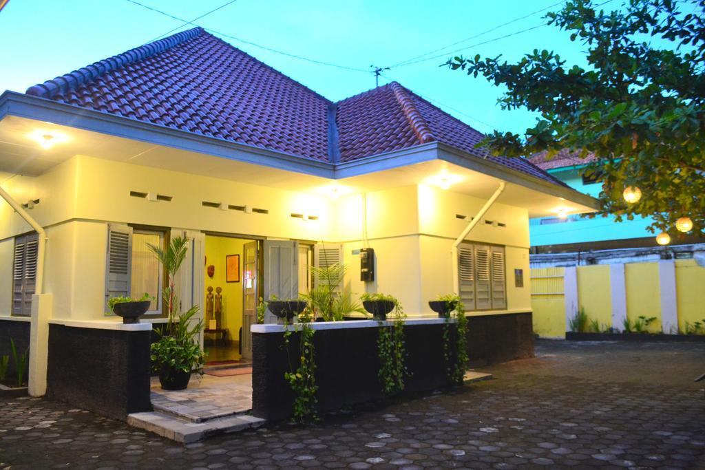 The Kresna Hotel Yogyakarta Bagian luar foto